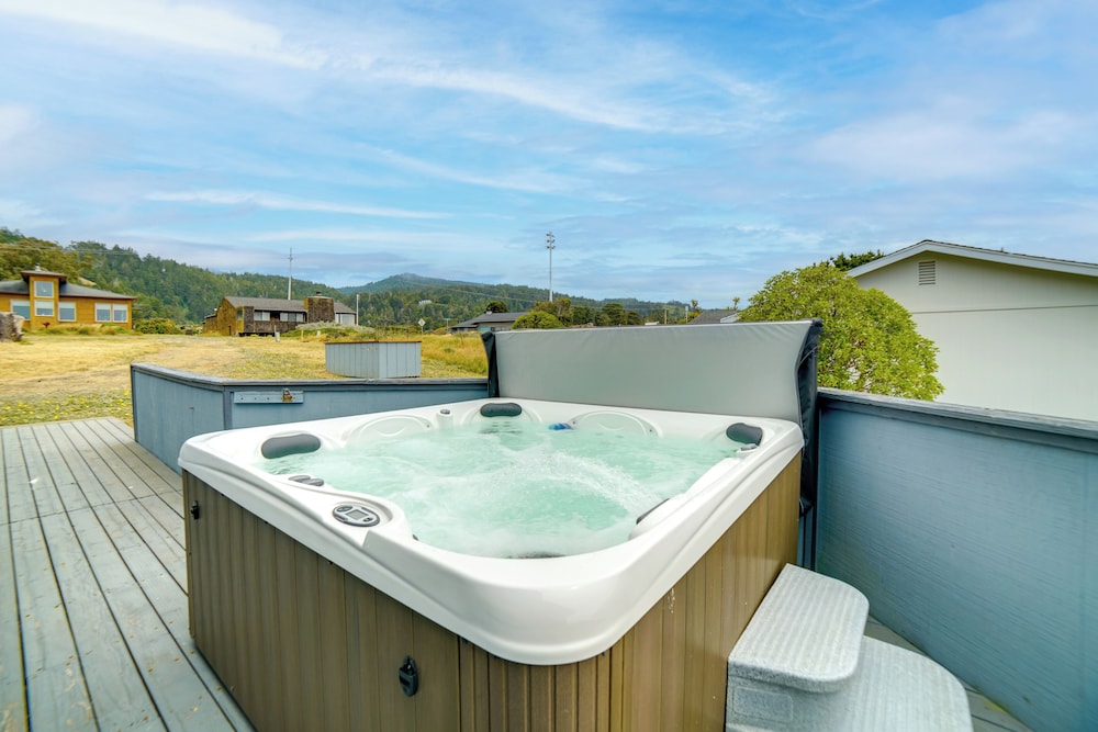 Beach Access & Hot Tub: Coastal Gem in Manchester