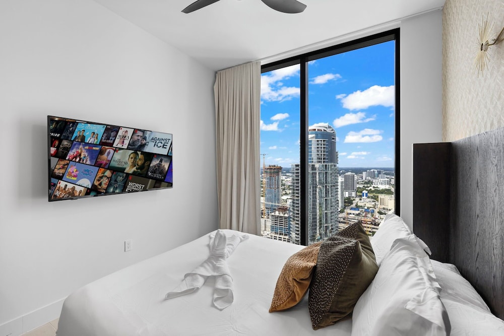 Lux Studio W City Views and Pool