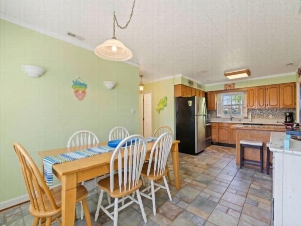 Flip Flop Paradise 2 Bedroom Cottage by RedAwning view 5