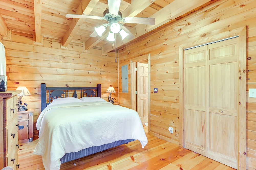 Private Hot Tub: Secluded Ellijay Cabin on River