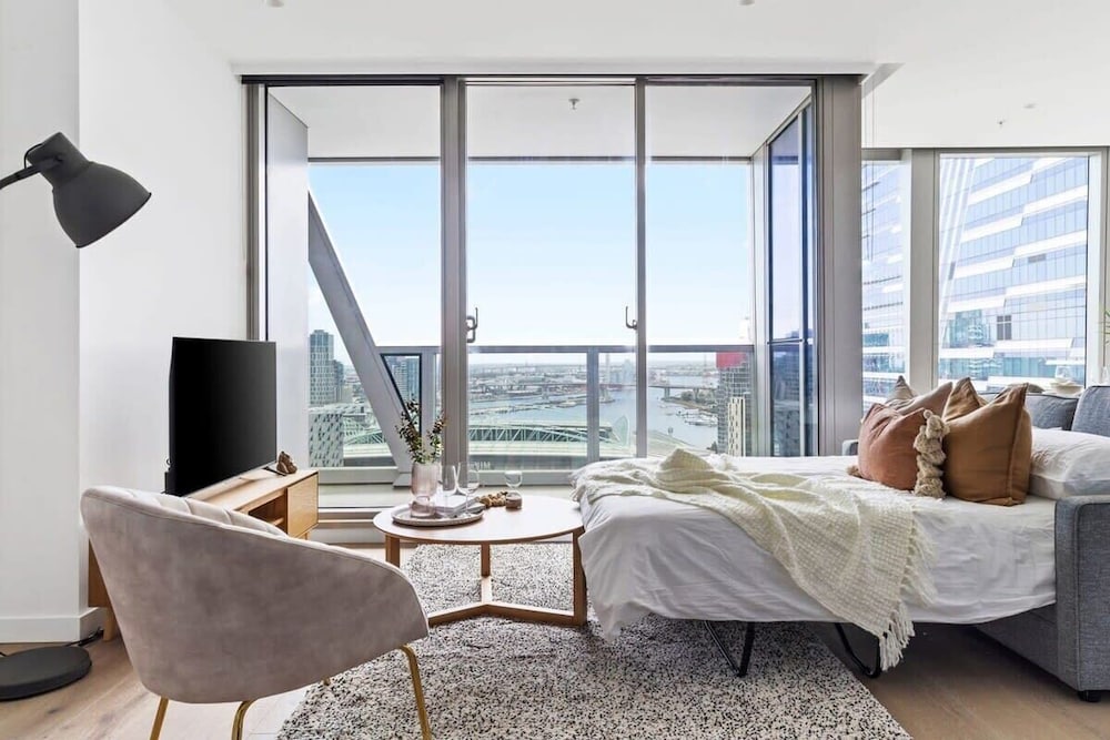 A Stylish 3BR Apt With Harbour Views, Free Parking