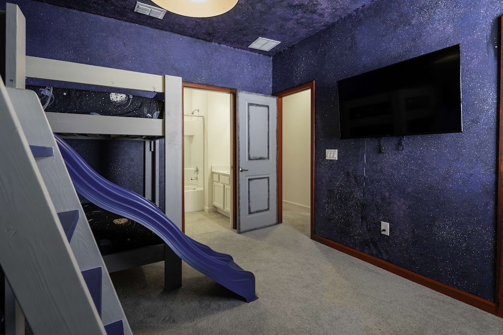 Family Villa w Pool Games n Themed Rooms