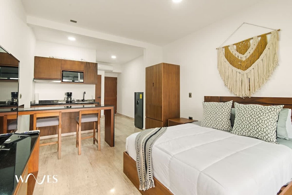 Spacious Loft w Garden View Pool Jacuzzi GYM