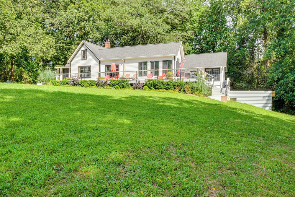 30 Acres & Pond: North Georgia Mtn Farmhouse