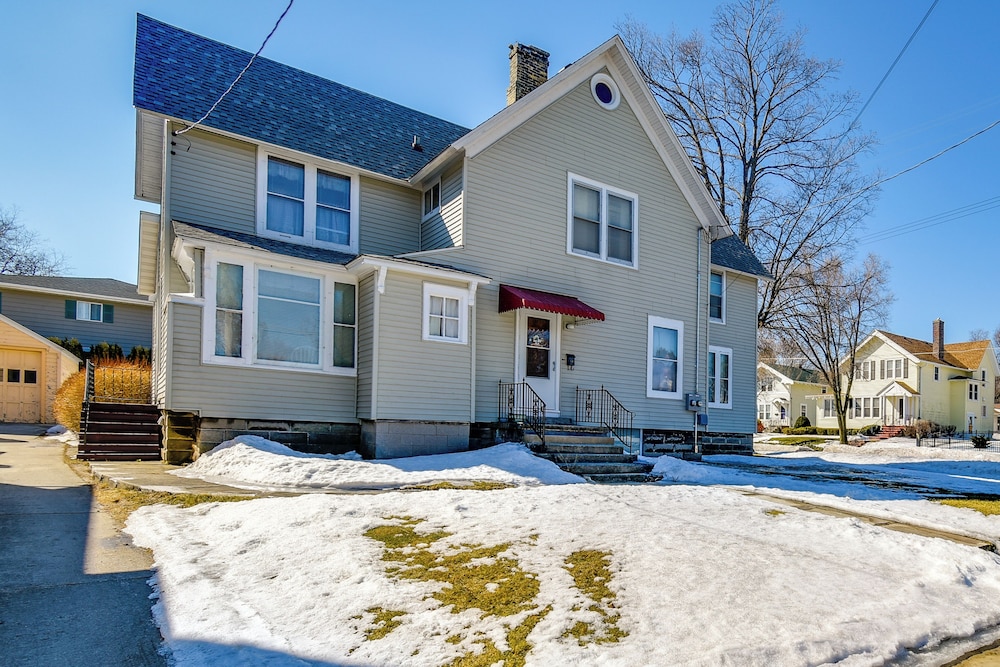 Lake Michigan Vacation Rental: 1 Block to Marina! view 5