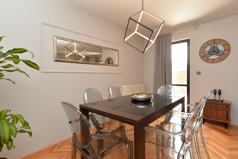 Apartment 843