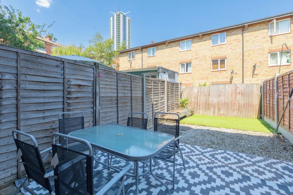 Lovely 4 Bed House w Garden, 1 Stop to Waterloo