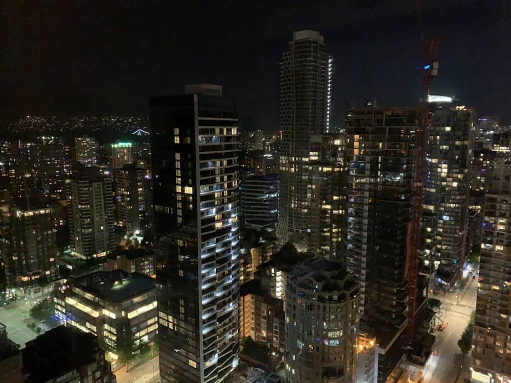 Vancouver House Breathtaking Views 3 Bdrm Pool hot tub gym - Image 3