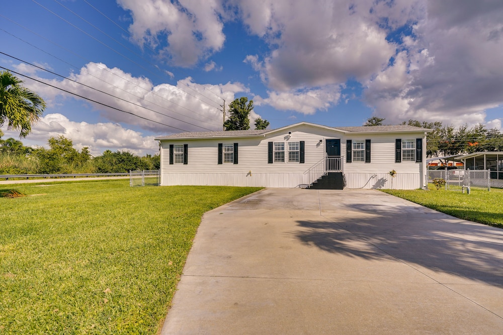 Sunny Fort Myers Home w/ Screened-in Porch & Grill