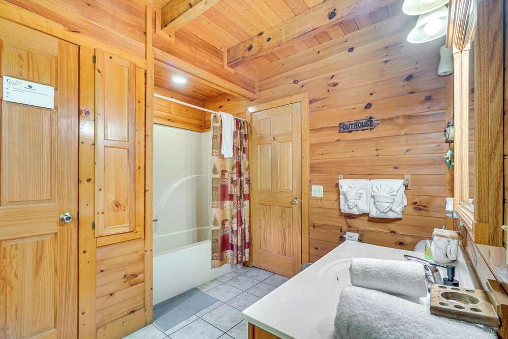 5 Mi to Gsmnp: Cabin w/ Hot Tub & Game Area