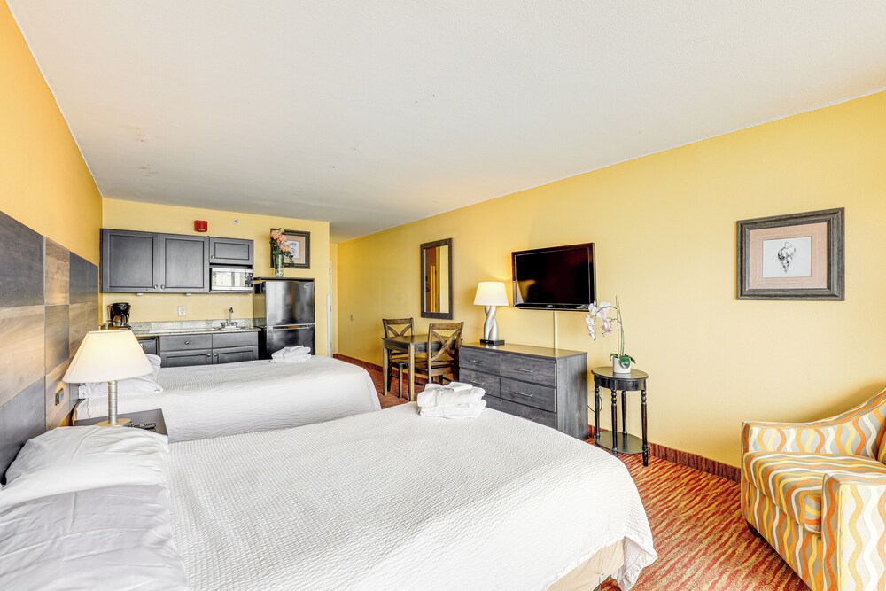 Pools & Spas: Beachfront Studio at Landmark Resort
