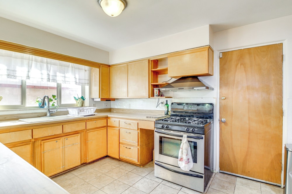 Mtn Views, Patio + Grill: Family Home, 6 Mi to UNM