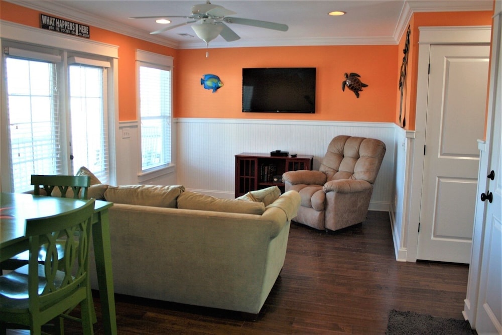 Beach Crew 4 Bedroom Home by RedAwning