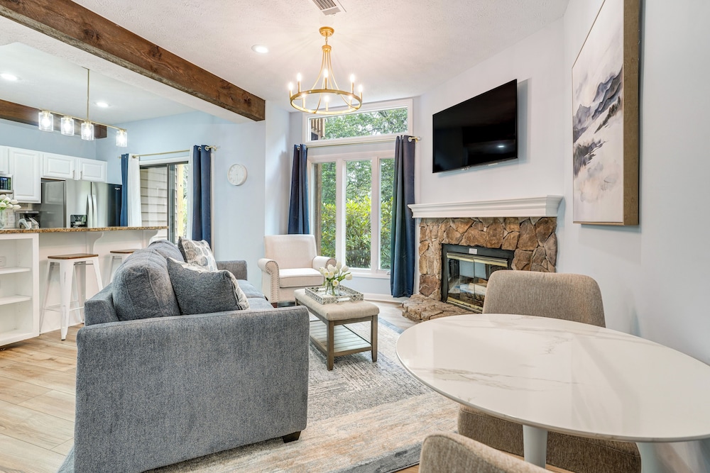 Walk to Slopes: Wintergreen Resort Condo w/ Pool