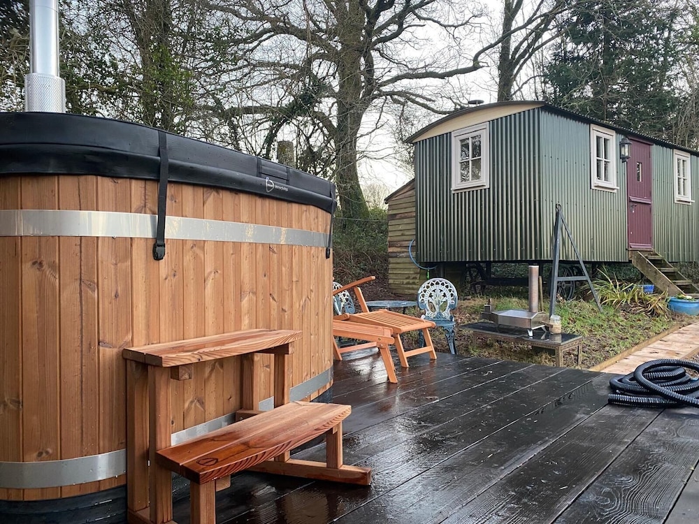 Tranquil Cabin Retreat Near Chepstow