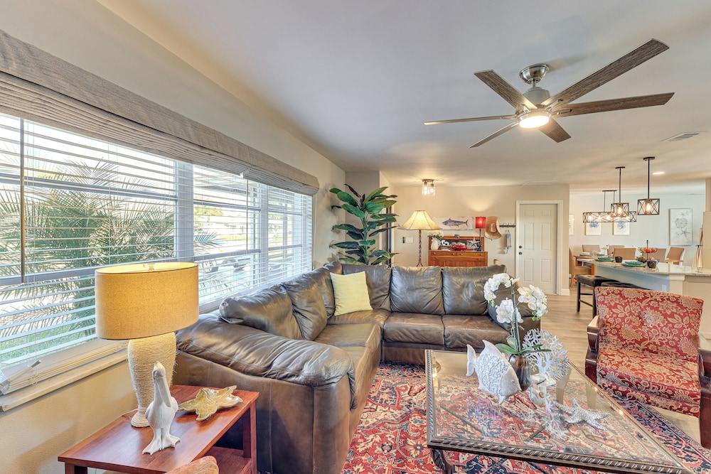 Swim, Golf & Unwind: Home 7 Mi to Dtwn Fort Myers!