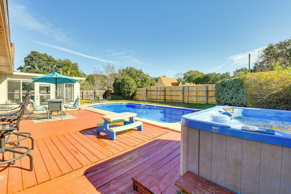 Sunny Retreat w/ Hot Tub in Fort Walton Beach!