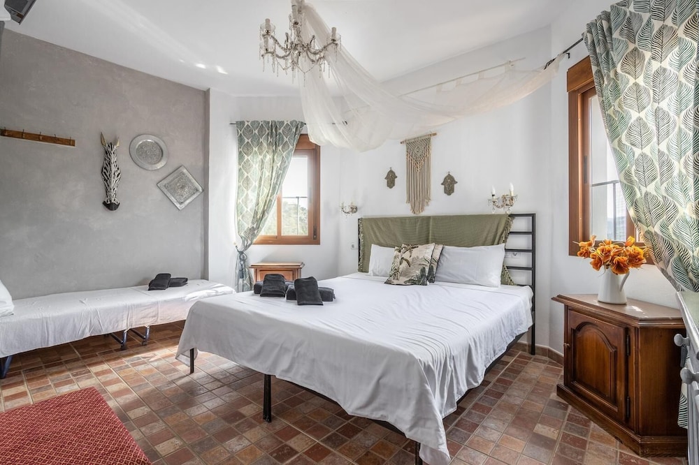 Sayalonga Villa Retreat With 7 Bedrooms