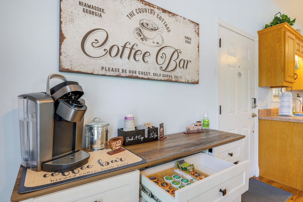 3 Mi to Hiawassee: 'berry Cute Country Cottage'