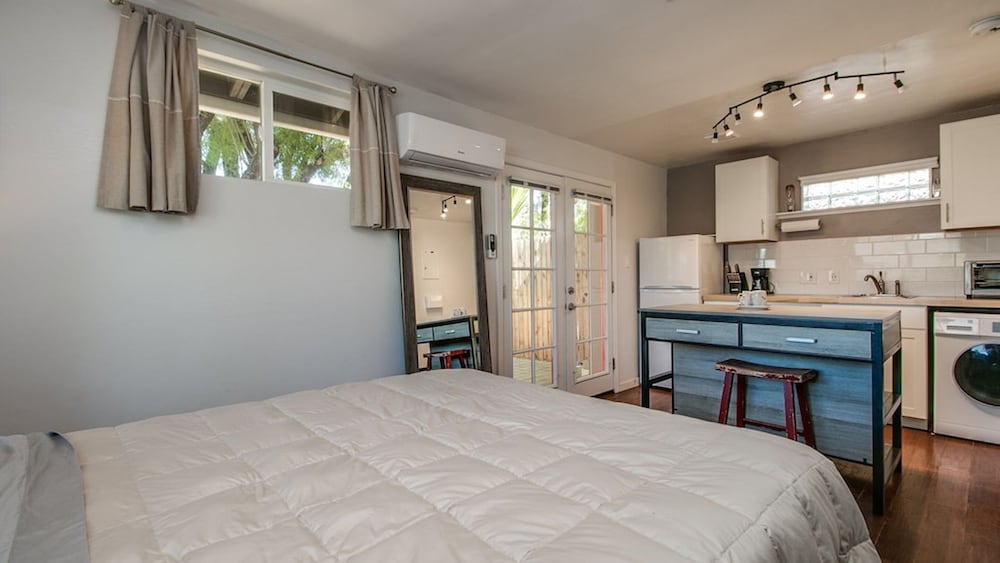 Charming Mid Town Guest House W/private Patio!