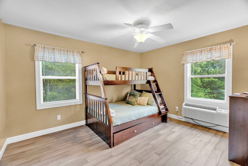 Cozy 3BR Lake Access w Sauna