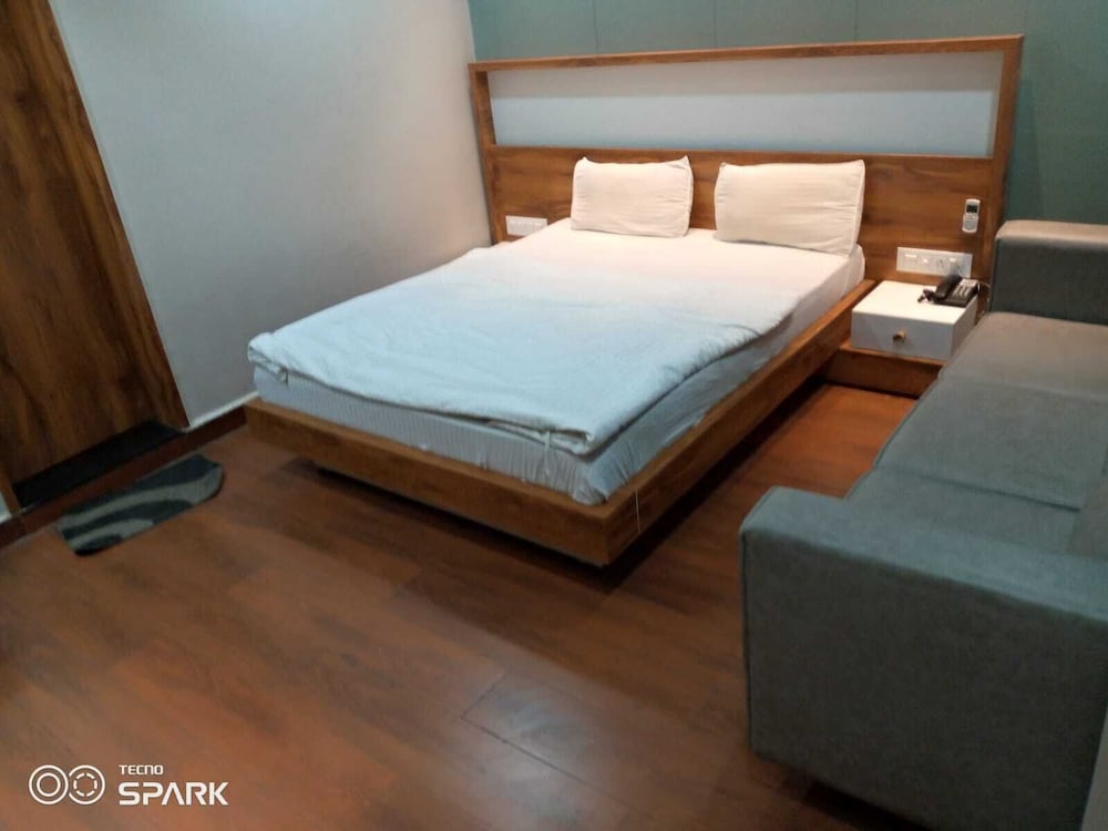 HOTEL CENTER POINT GUEST HOUSE