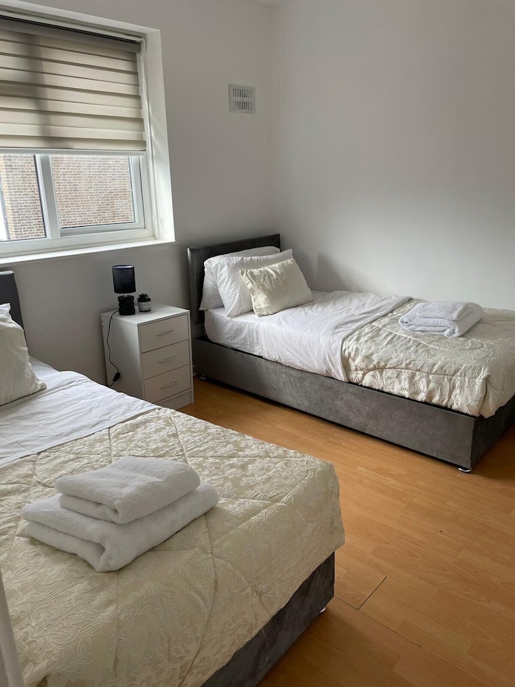 3-bed House - Garden & 30 Mins to Central London