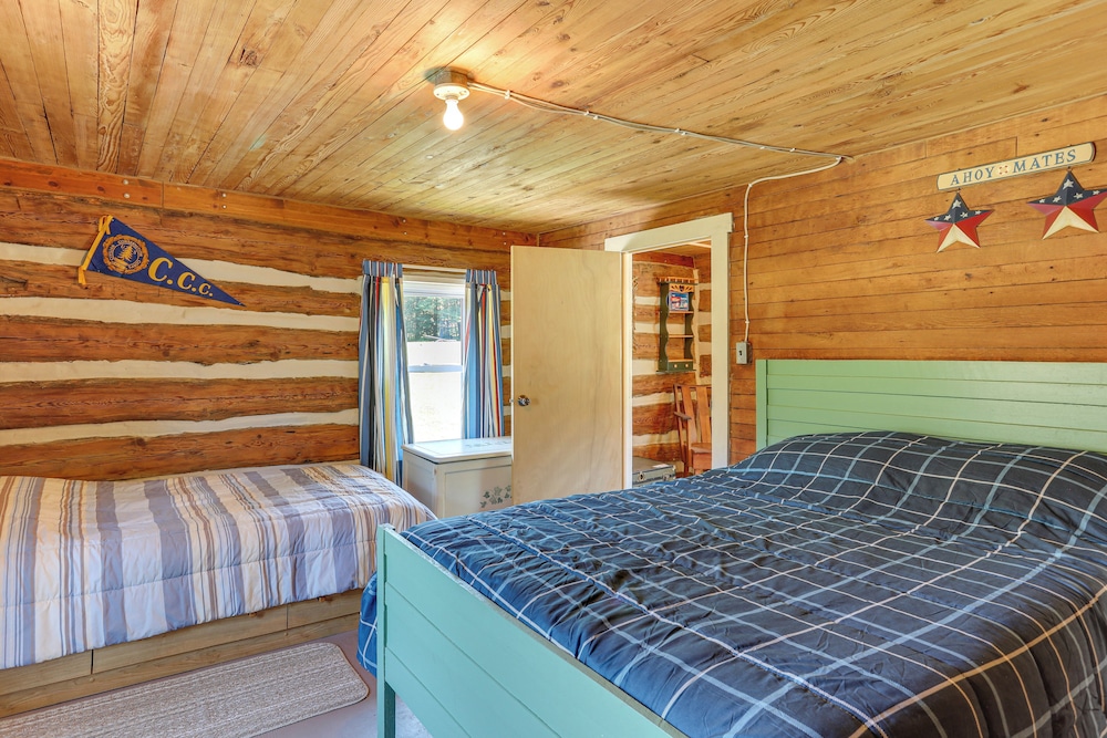 5 Mi to State Parks: Penfield Cabin w/ Fire Pit!