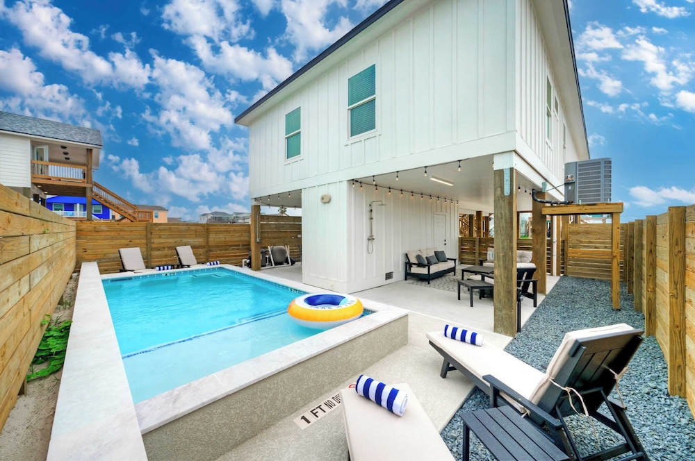 Sleeps 24 2 Homes, Priv Pool, Swing Bar, Patio Lounge Near Nature Preserve