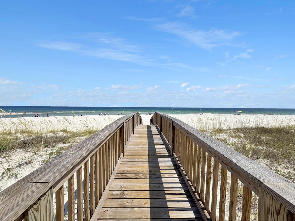 Pass Time - Beachfront for 24