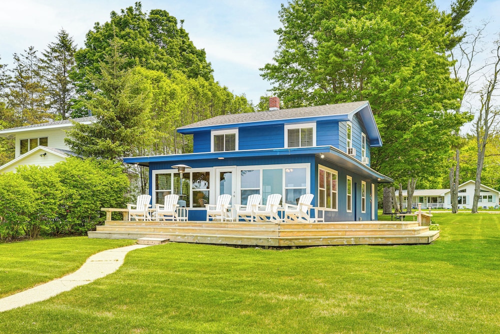 Autumn Escape on Glen Lake: Waterfront Cottage!