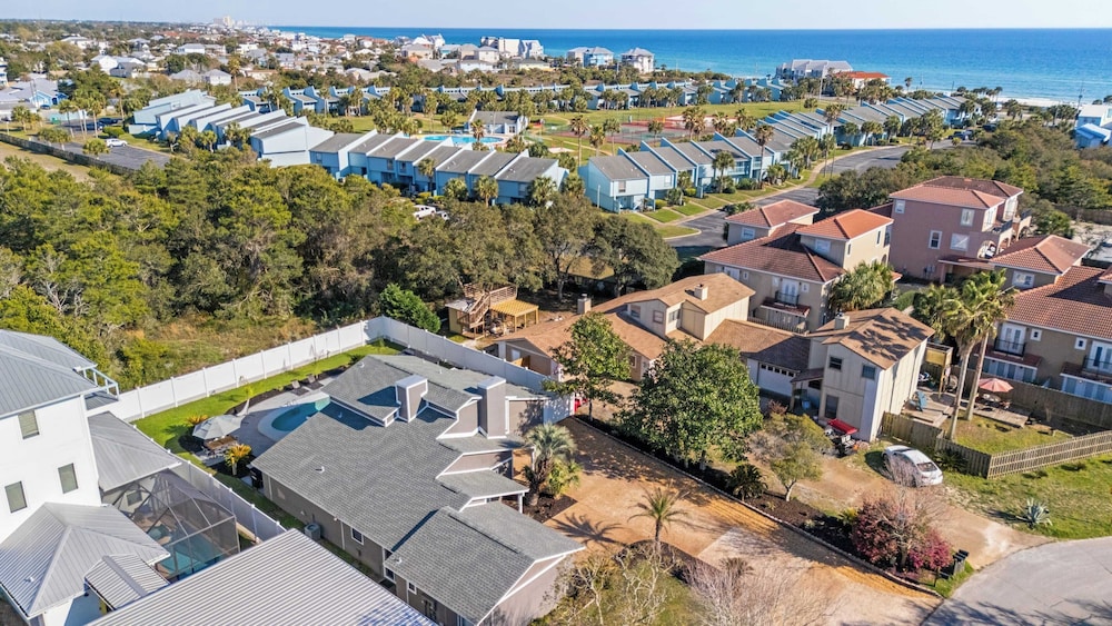 Spacious 3BR w/ Tiki Bar + Shared Pool Walk to Beach, Near 30A & Pier Park