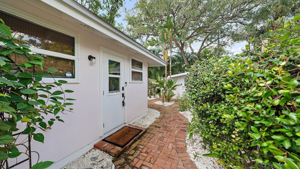 Hidden Oasis A 1 Bedroom Bungalow
