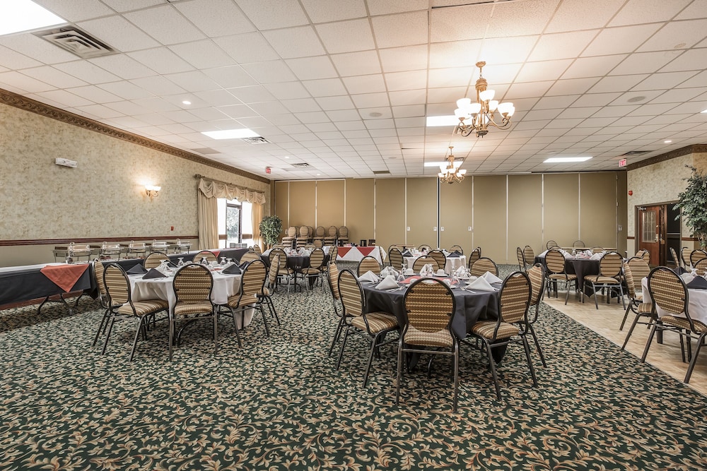 Red Deer Vacations - Quality Inn  Conference Centre - Property Image 1