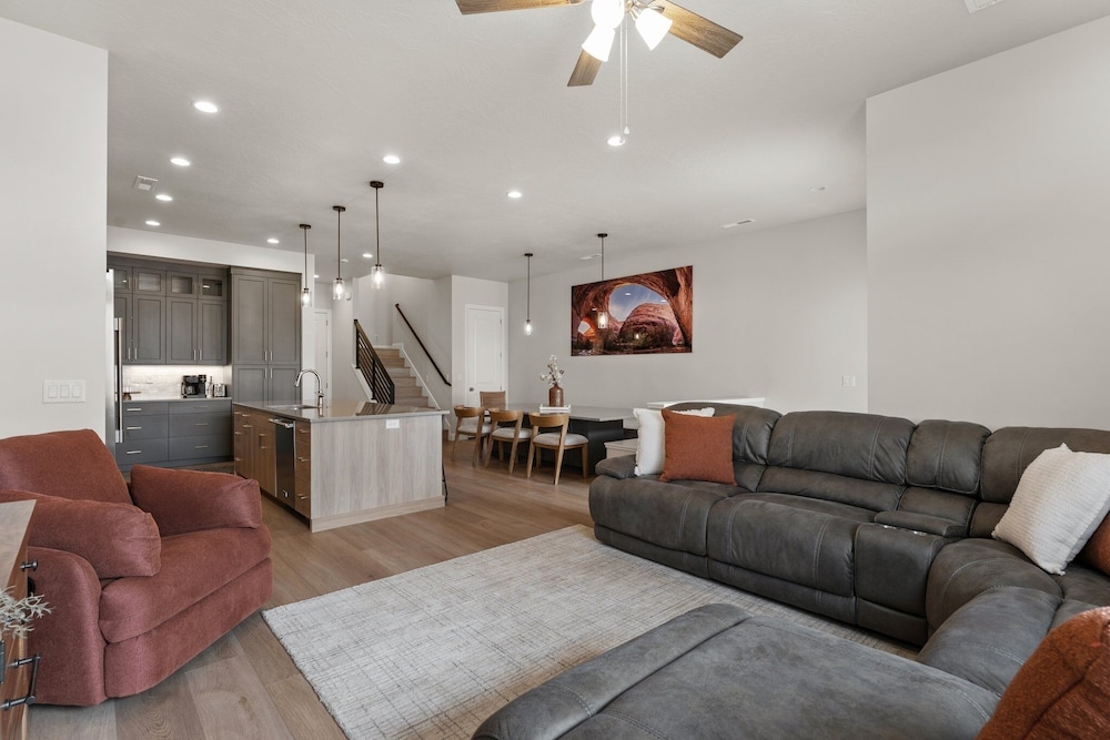 Canyon Country Oasis 6 Bedroom Townhouse