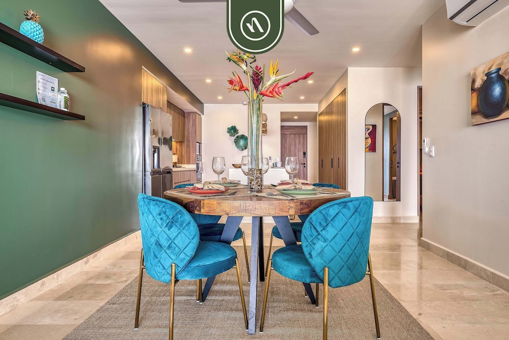 Beachfront Tropical 2 BR Condo - Pools - Gym