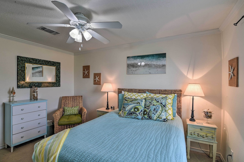 Walk to Galveston Beach: Pet-friendly Home view 4
