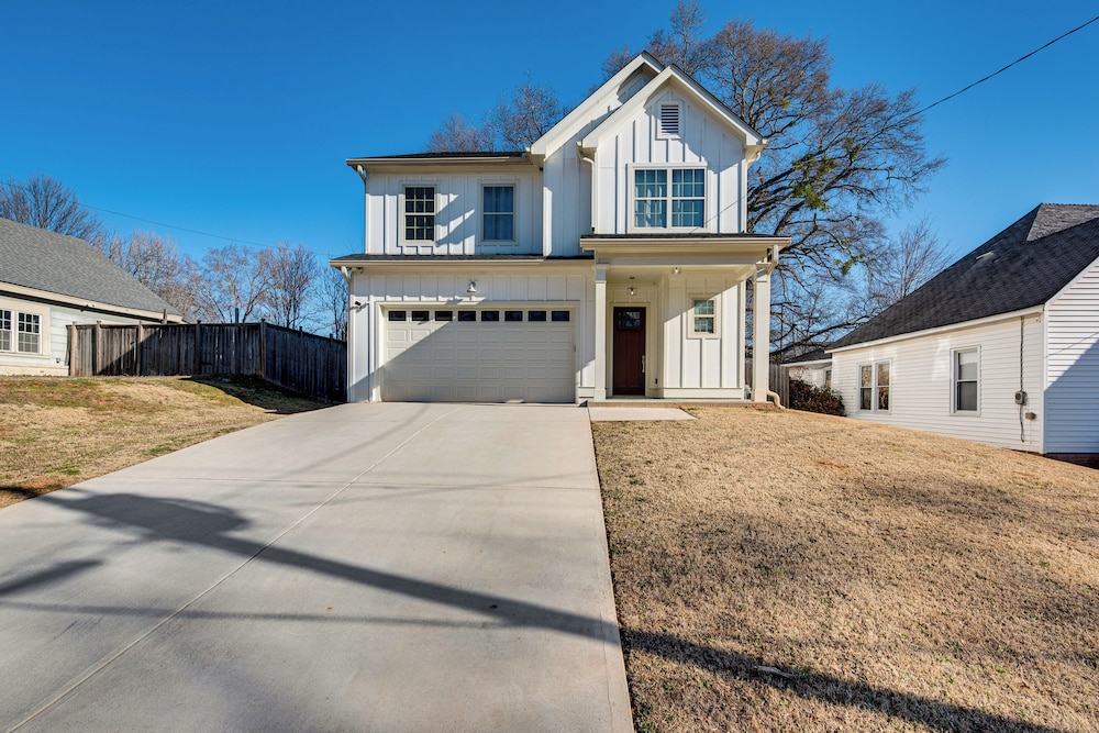 6 Mi to Downtown Atlanta: Spacious Home w/ Yard
