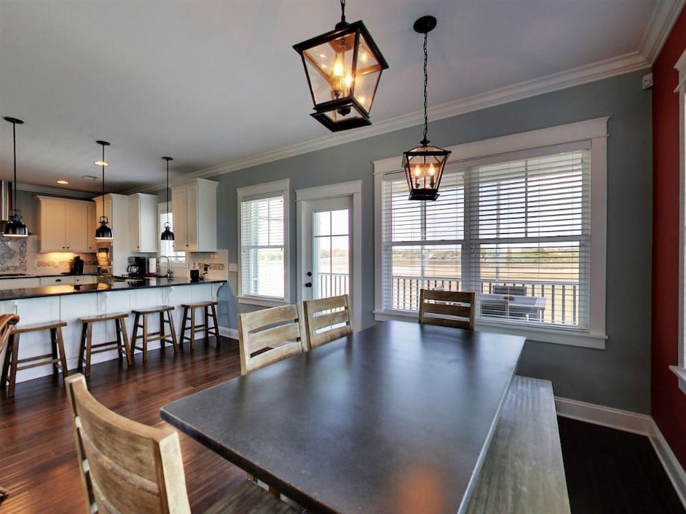Beach Crew 4 Bedroom Home by RedAwning