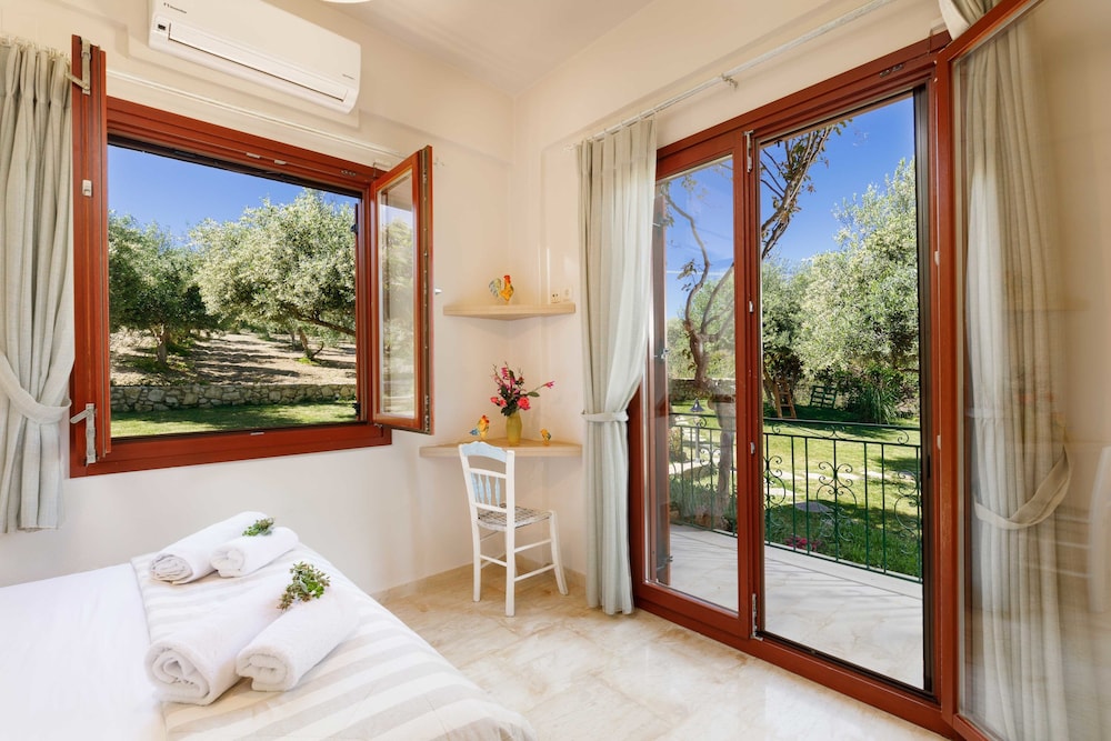 Lily's cottage, secluded, sea view villa with private pool and gardens. 1062101 view 5