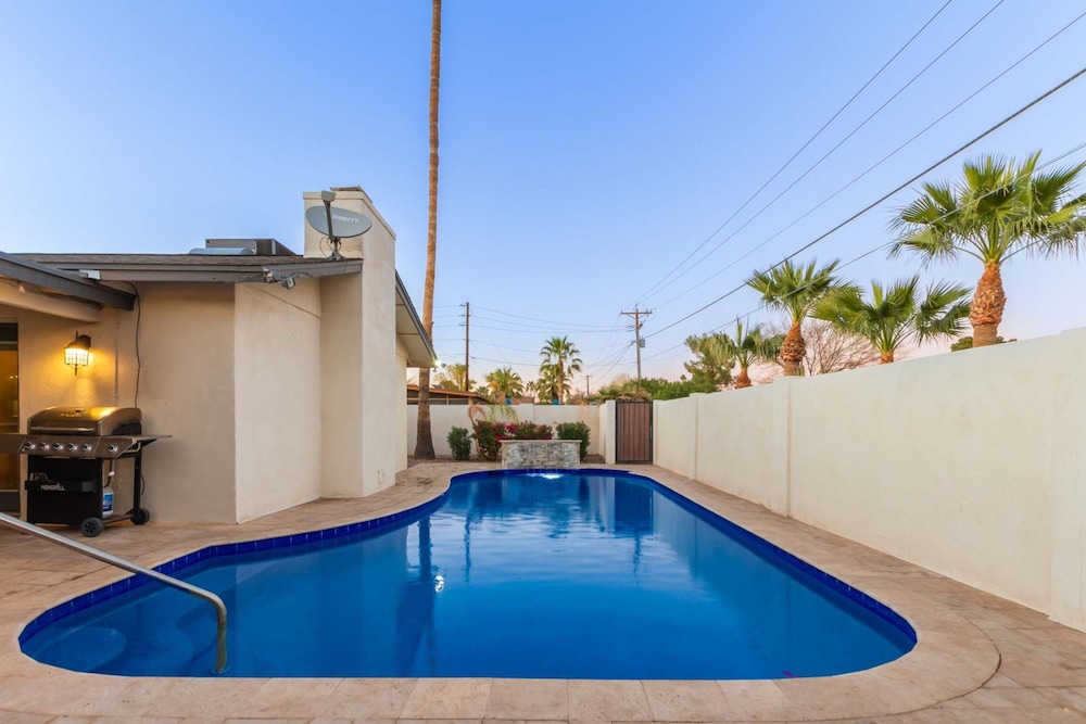 Desert Sands Heated Pool Firepit Old Town Putt Grn