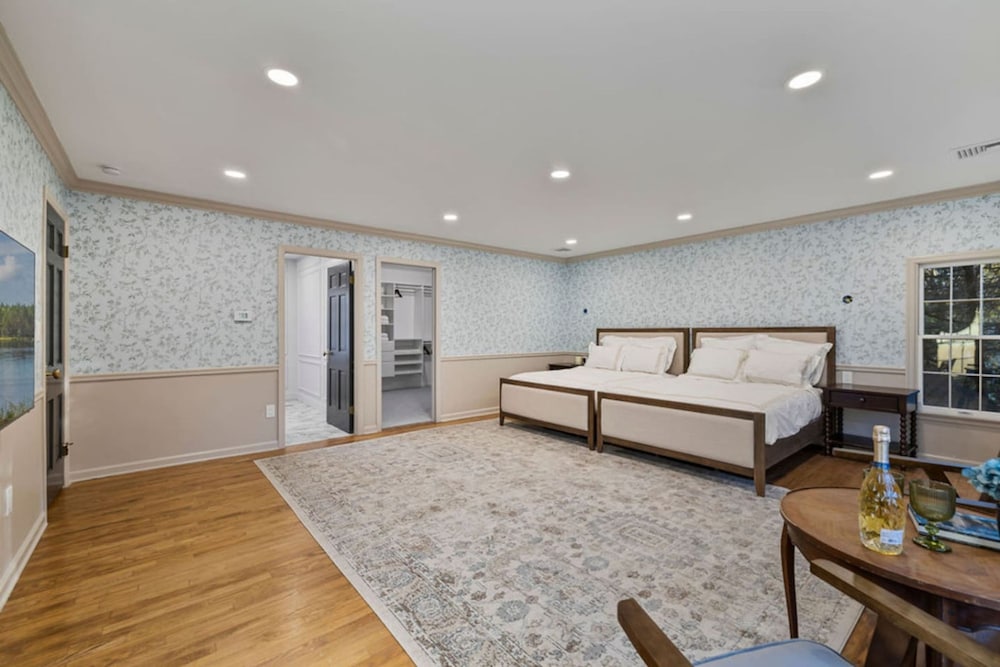 Peaceful Mini Mansion Sleeps 18