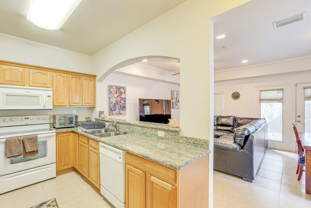 1 Mi to UF: Modern Townhome w/ Balcony