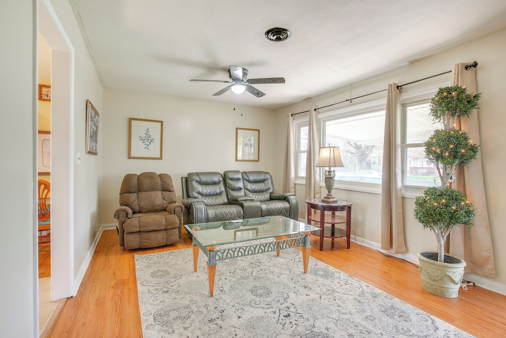 7 Mi to Dtwn Dayton: Home in Kettering w/ Yard