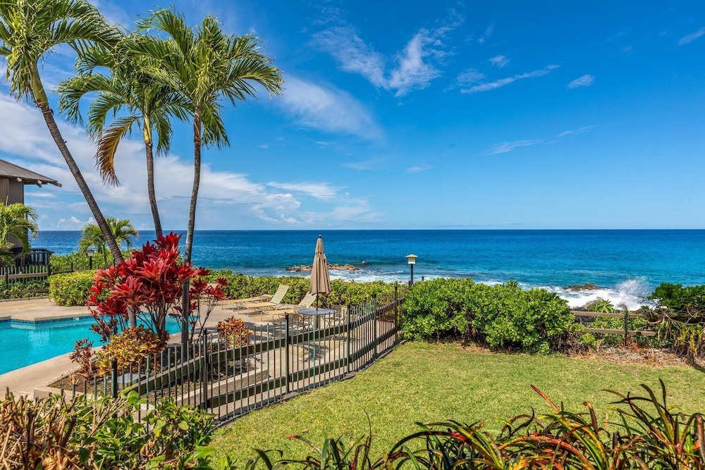 Air-conditioned Ocean Front Hawaii Townhome! - Sleeps 6 - Vrkcv