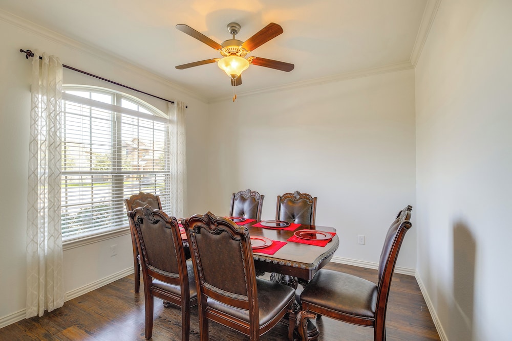 22 Mi to Dtwn Houston: Spacious Baytown Home!
