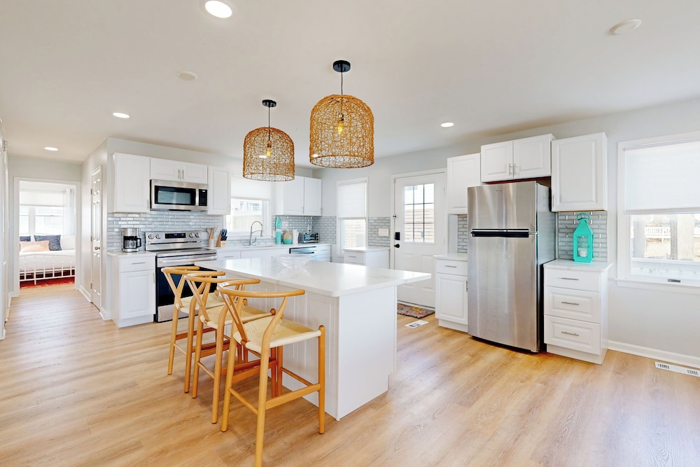 5BR Beachfront Home w/ Large Deck, Grill, W & D