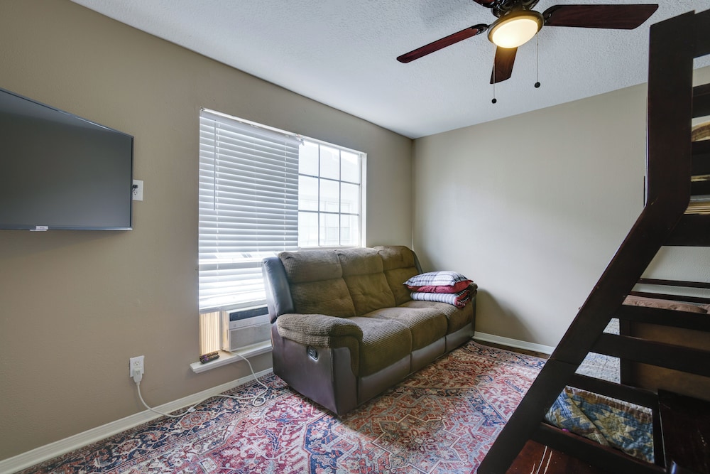 Near Airport & Interstate: Houston Area Townhome