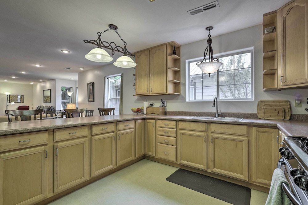 Outdoorsy Caliente Retreat w/ Screened Porch view 2