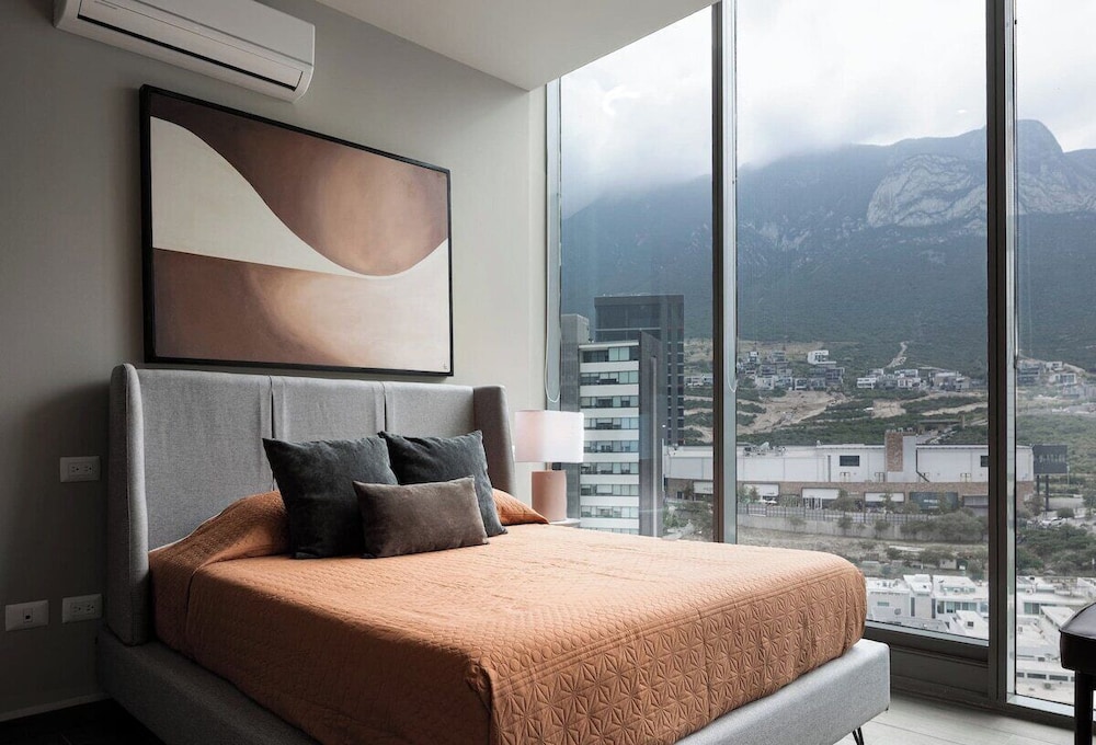 Modern Apts w Pool & Mountain View